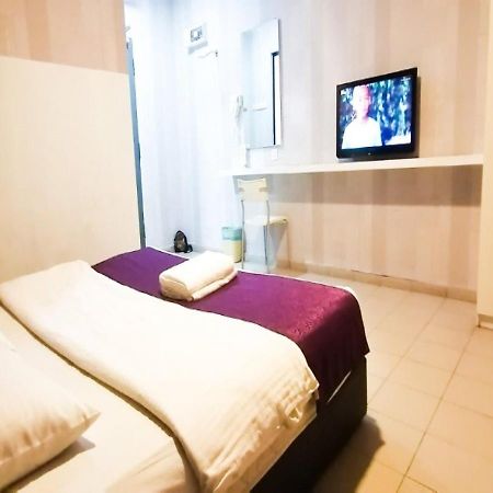 Biz Hotel Batu Pahat Exterior foto