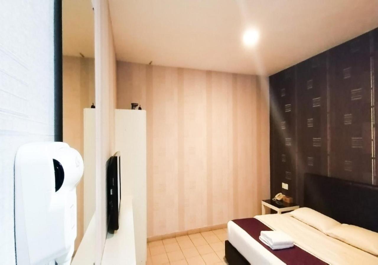 Biz Hotel Batu Pahat Exterior foto