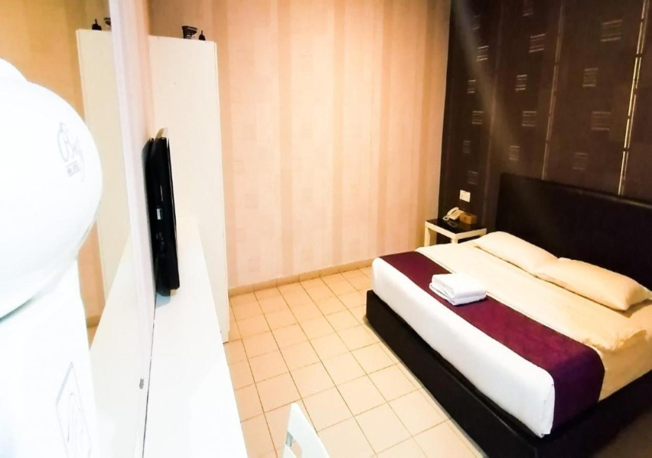 Biz Hotel Batu Pahat Exterior foto